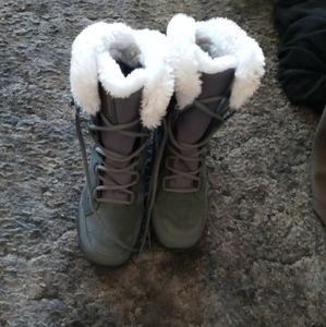 Columbia, size 7 grey snow boots,only used once